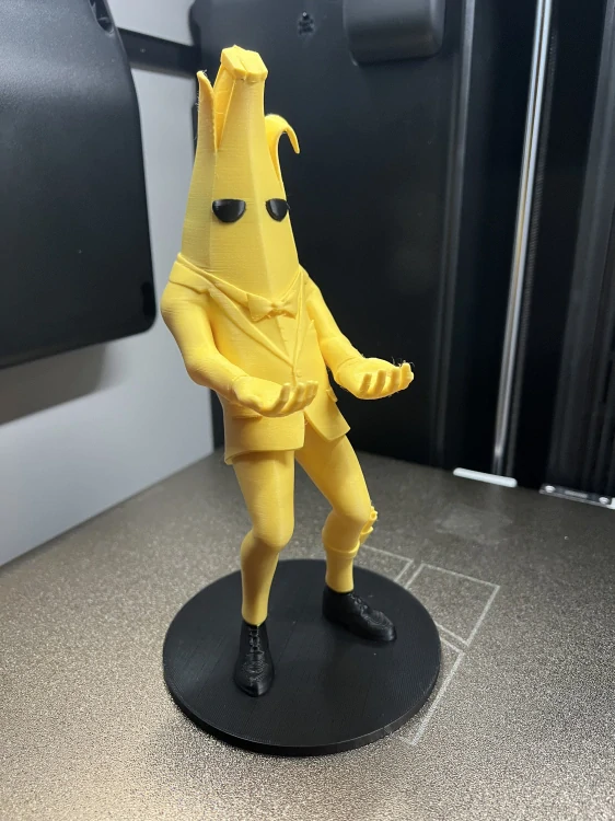 Držák na ovladač Banán Gentleman – 3D tištěný (výška 22 cm)