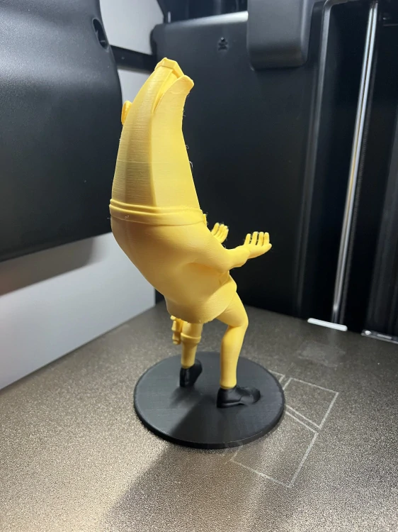 Držák na ovladač Banán Gentleman – 3D tištěný (výška 22 cm)