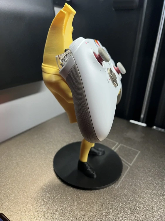 Držák na ovladač Banán Gentleman – 3D tištěný (výška 22 cm)