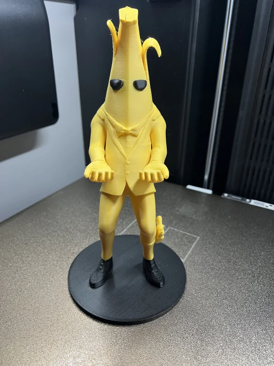 Držák na ovladač Banán Gentleman – 3D tištěný (výška 22 cm)